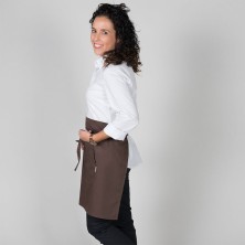 delantal corto garys 117100 en marron