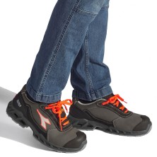 zapato diadora shark leather low s3s en negro/rojo fluor