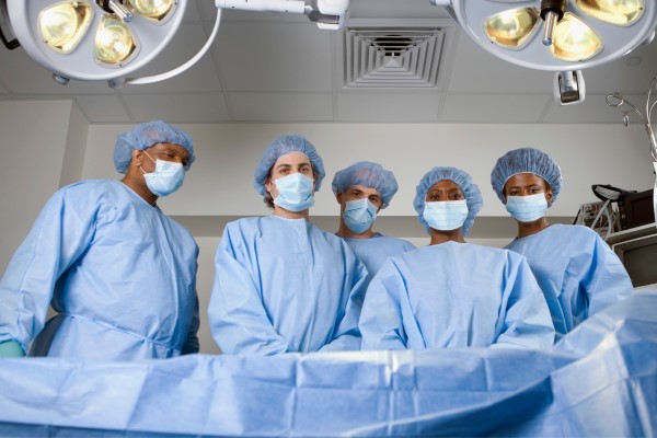 Trabajadores de sanidad con gorros quirúrgicos