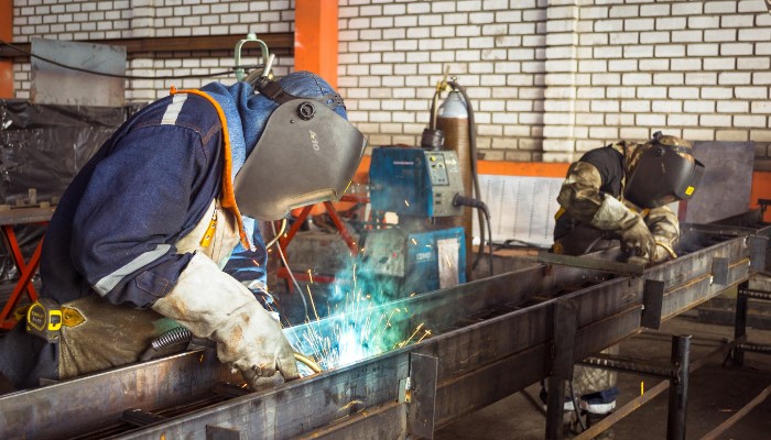 Trabajador con EPIS por riesgo de exposición a humos en su trabajo