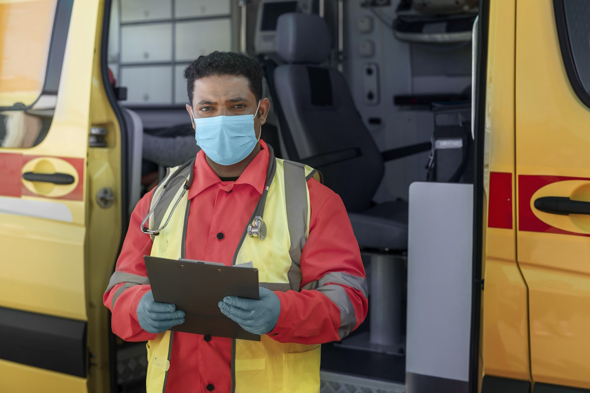 Técnico de emergencias sanitarias con mascarilla