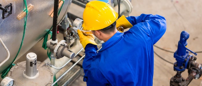 Aplicación de guantes dieléctricos en mantenimiento y reparaciones