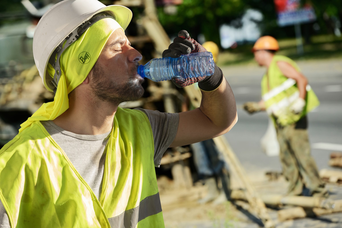 Trabajador protegiéndose del sol