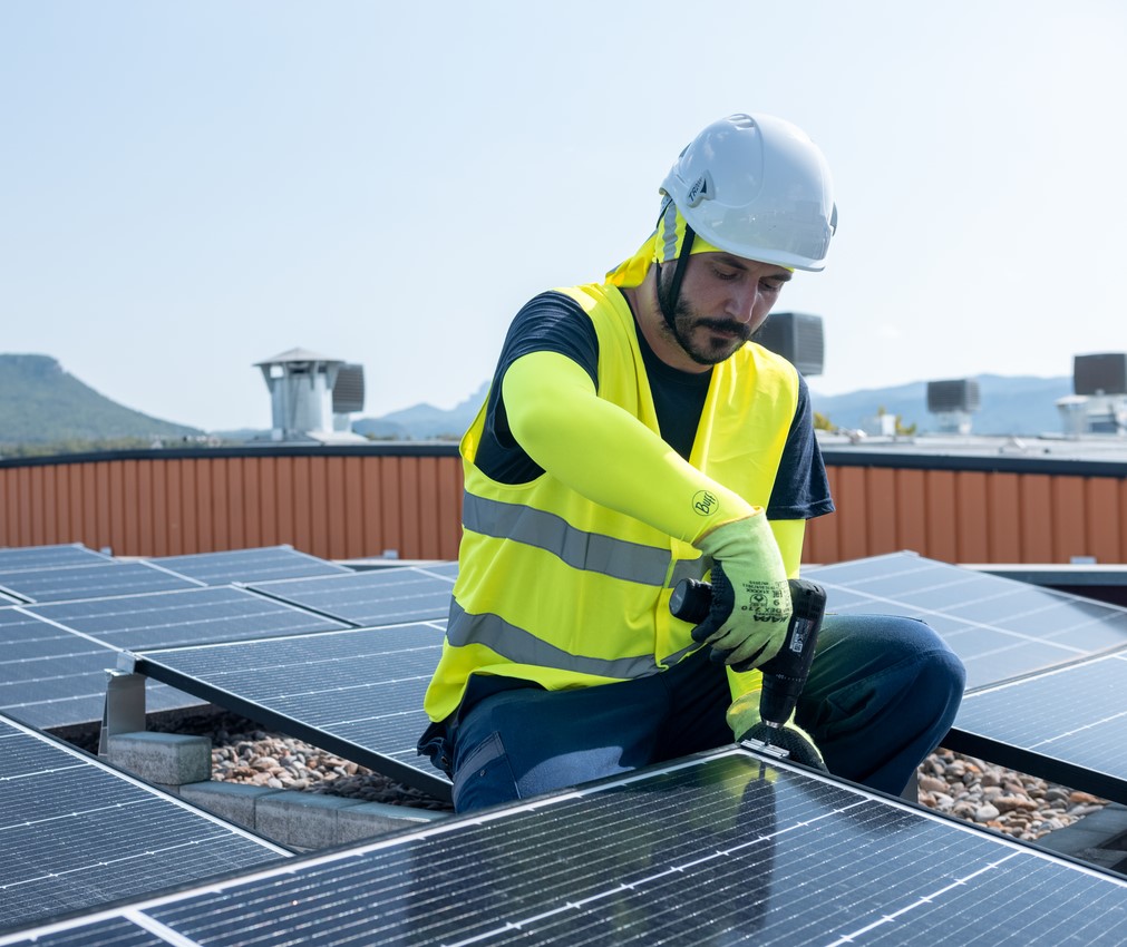 Trabajador con ropa de protección UV bajo el sol