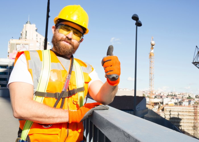 Trabajador de construcción con vestimenta adecuada