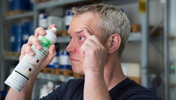 Uso de spray lavaojos