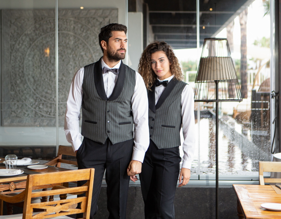 Camareros profesionalmente vestidos en restaurante