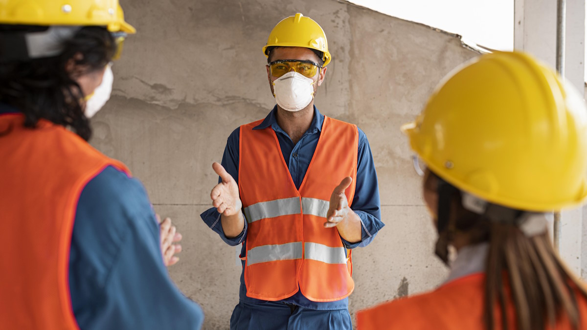 Trabajador tomando medidas de prevención