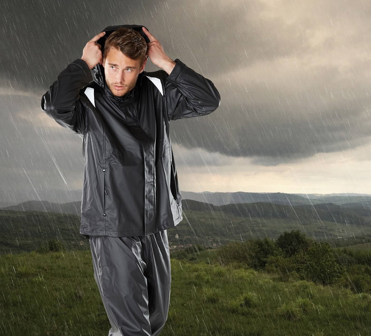 Ropa impermeable bajo lluvia intensa