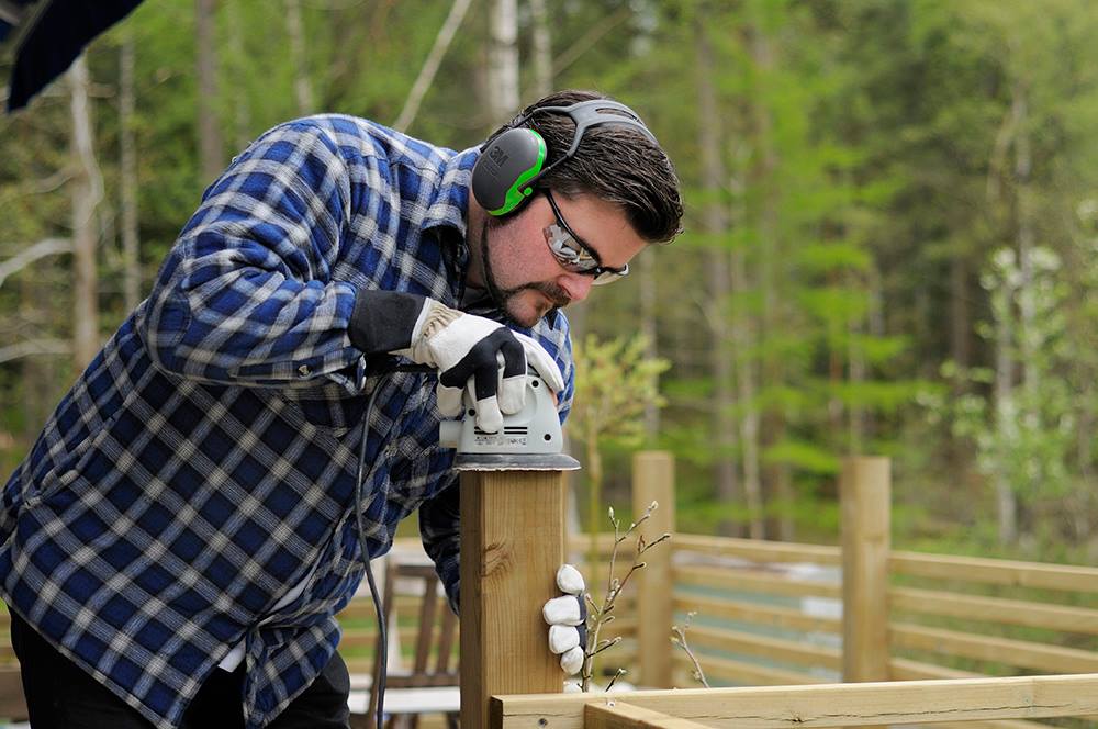 Trabajador utilizando protección auditiva